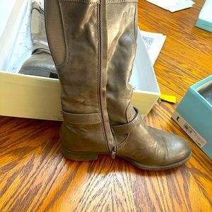 Gentle worn Kim Rogers tall boot color mushroom